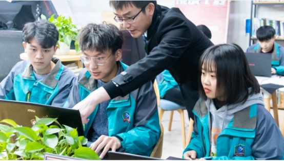 新華電腦教育:帶薪實訓(xùn),邊拿薪水邊學(xué)習(xí)