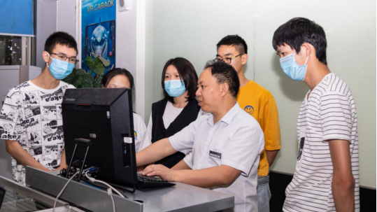 中國東方教育匠師:張興強 ▎不忘初心 新華十載風雨同舟