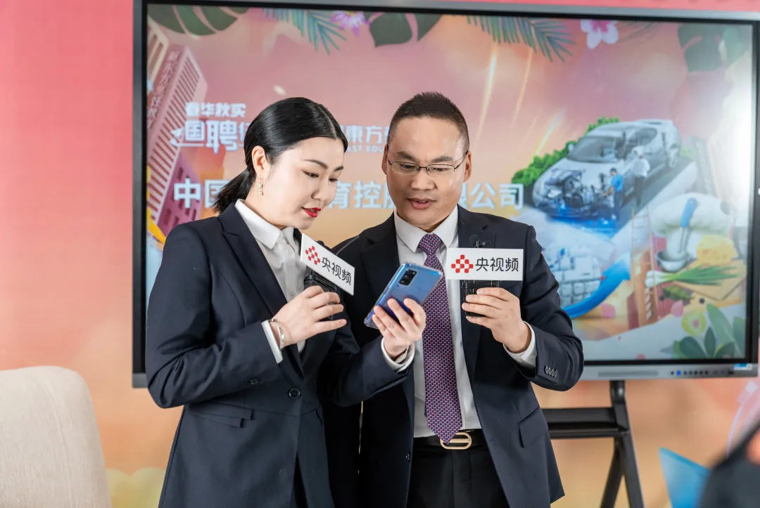 許總和主持人為網(wǎng)友送出互動禮品 許總和主持人為網(wǎng)友送出互動禮品